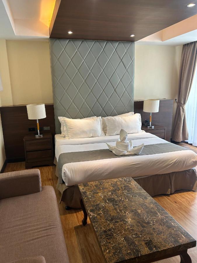 Tomasa Alona Kew White Hotel
