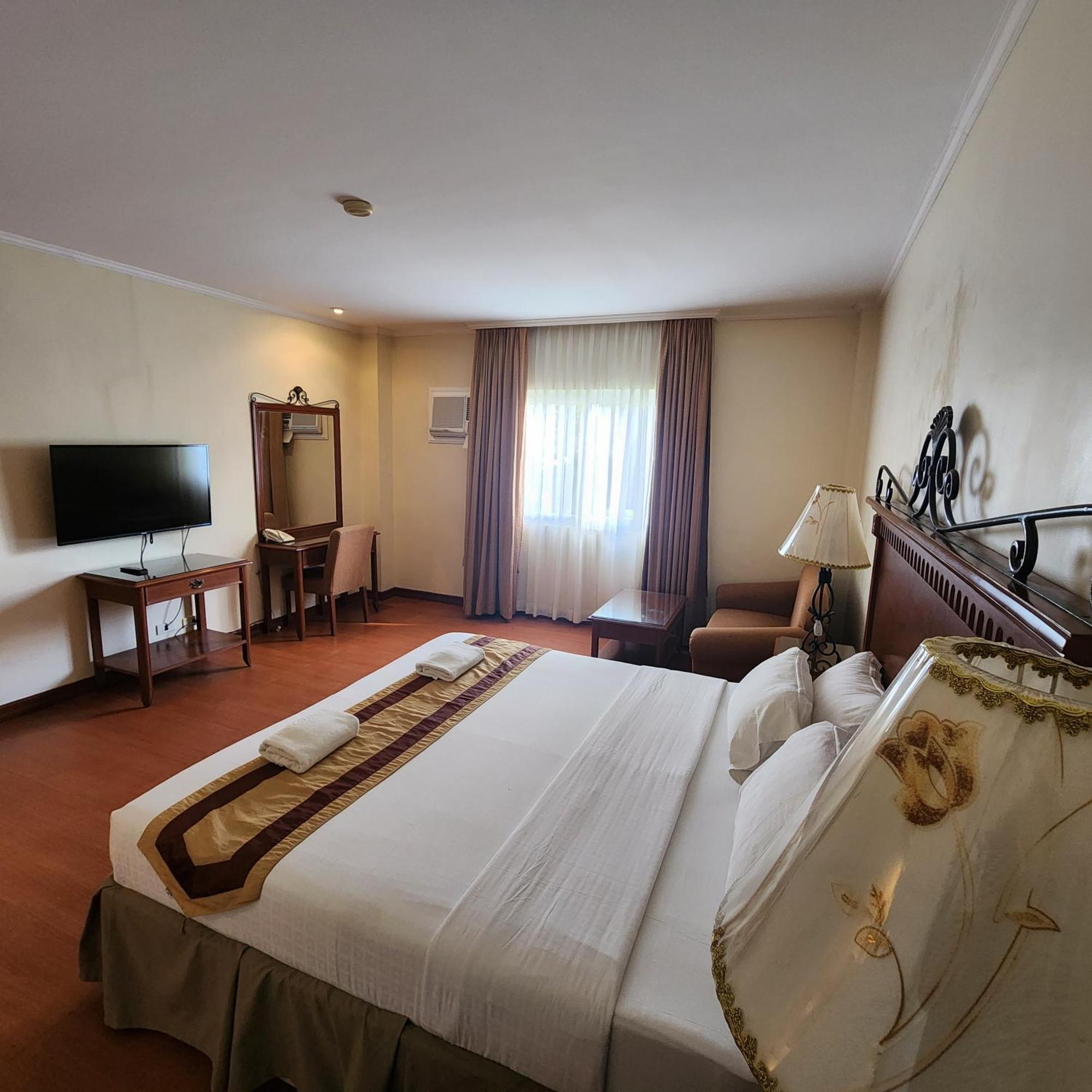 Tomasa Alona Kew White Hotel